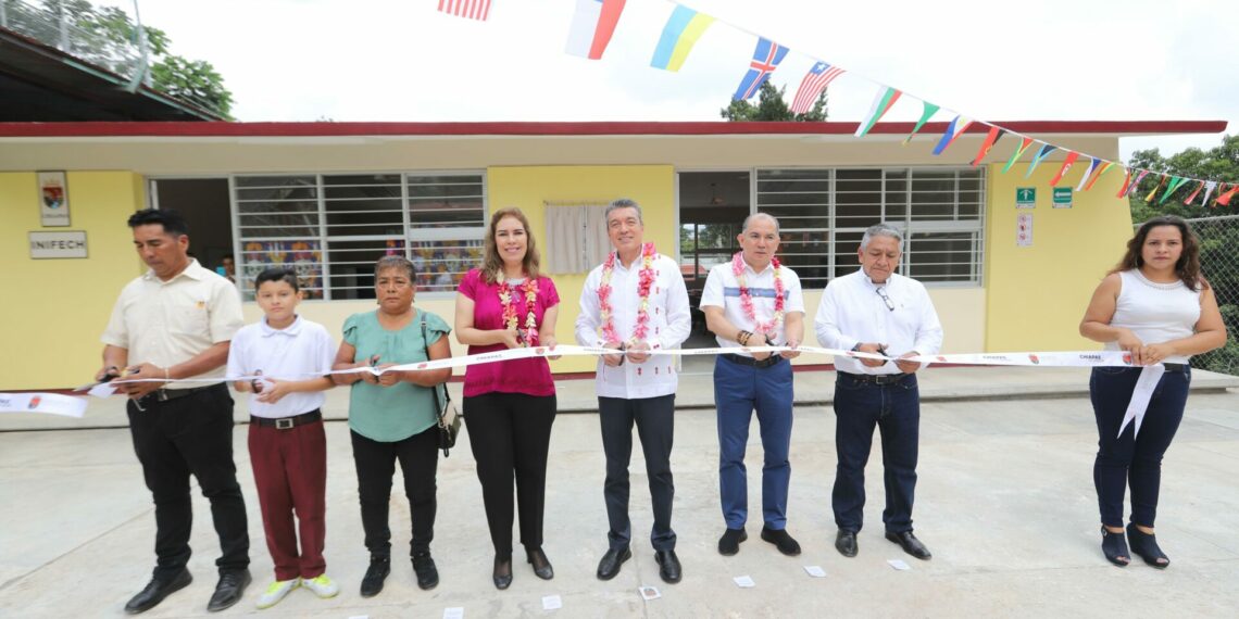 Rutilio Escandón inaugura aulas en la Escuela Primaria Salvador Urbina, en Tuxtla Gutiérrez