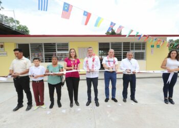 Rutilio Escandón inaugura aulas en la Escuela Primaria Salvador Urbina, en Tuxtla Gutiérrez