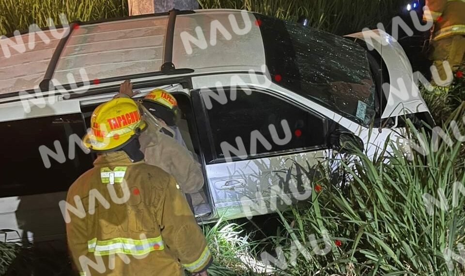 “Vídeo” Automovilista cae en dren pluvial y resulta lesionado en Tapachula