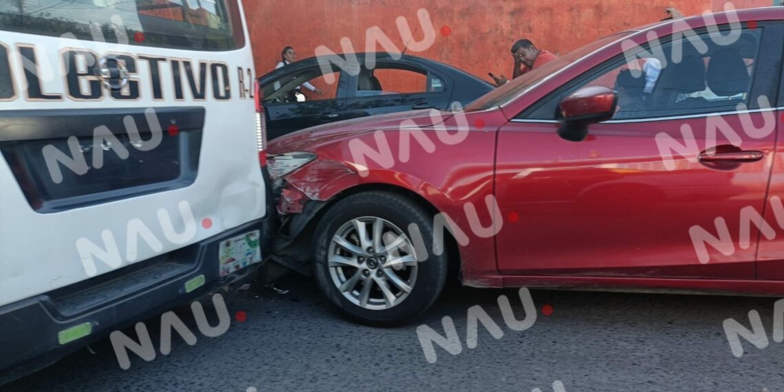 Combi de Pasajeros Impacta auto particular.