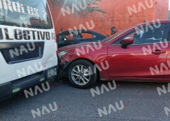 Combi de Pasajeros Impacta auto particular.