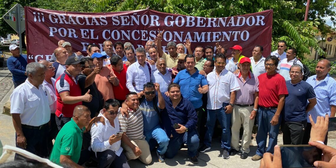 DURANTE GIRA DE TRABAJO. Choferes concesionados de Tapachula agradecen personalmente al gobernador Rutilio Escandón