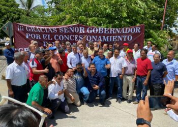 DURANTE GIRA DE TRABAJO. Choferes concesionados de Tapachula agradecen personalmente al gobernador Rutilio Escandón