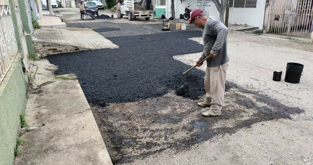 Supervisa Ángel Torres trabajos de bacheo en Terán