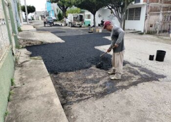 Supervisa Ángel Torres trabajos de bacheo en Terán