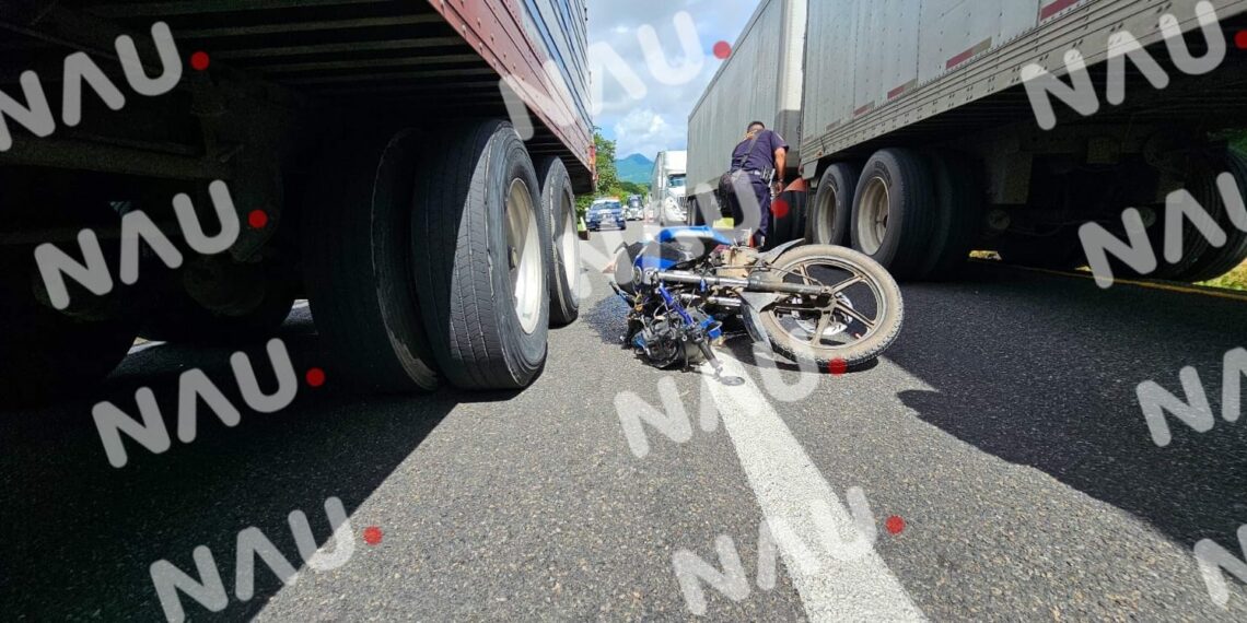 Grave accidente en carretera Pijijiapan-Mapastepec: motociclista se impacta contra tráiler