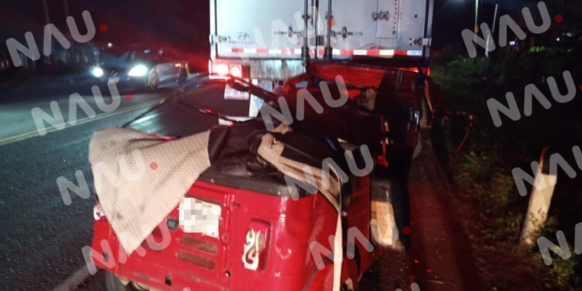 Terminó impactándose contra la caja de un tráiler