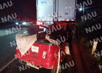 Terminó impactándose contra la caja de un tráiler