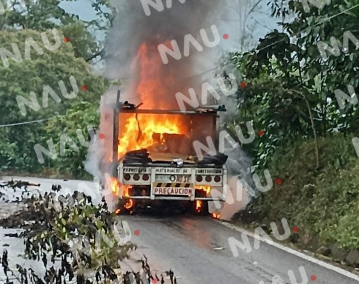 Trabajador de empresa de venta de material muere electrocutado y vehículo queda en llamas