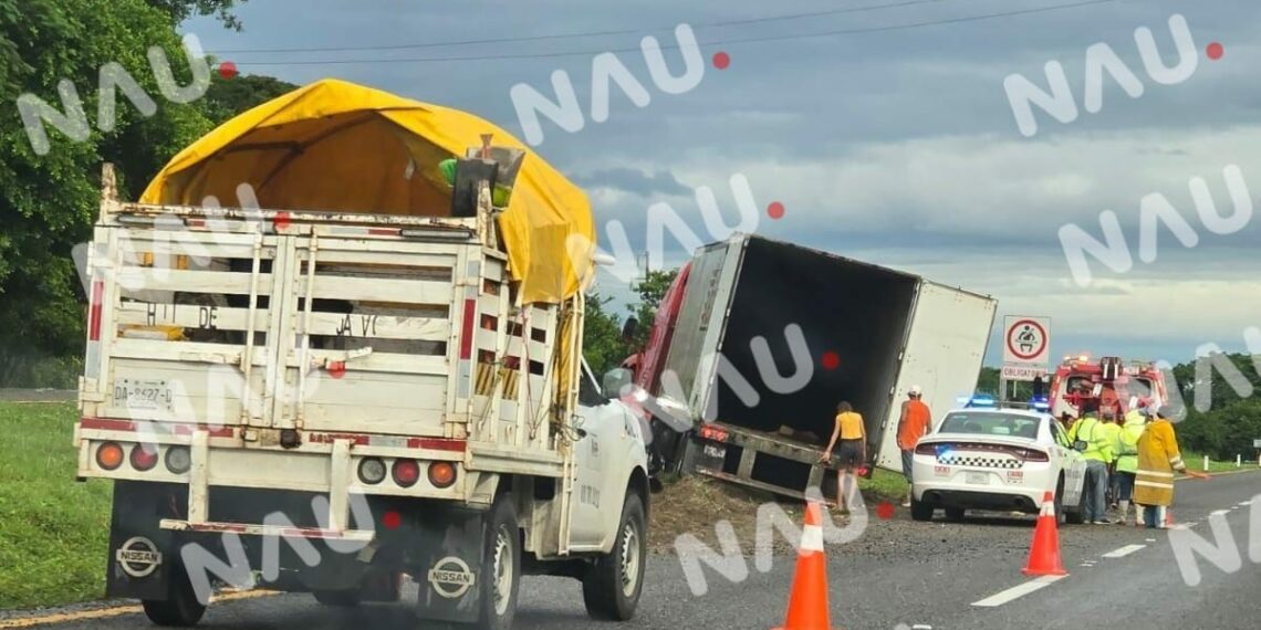 Tráiler se descarrila en carretera de Pijijiapan