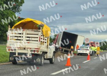 Tráiler se descarrila en carretera de Pijijiapan