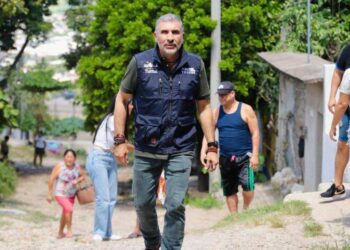 Visita Ángel Torres calles que serán intervenidas en colonia 6 de Junio