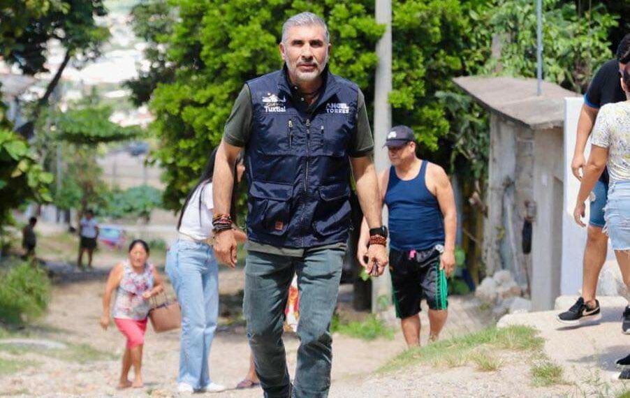 Visita Ángel Torres calles que serán intervenidas en colonia 6 de Junio