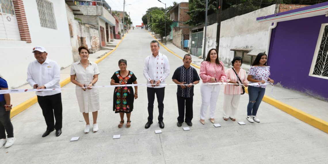 Inaugura Rutilio Escandón pavimentación de la calle Veinticuatro en la Colonia Las Casitas, en Tuxtla Gutiérrez
