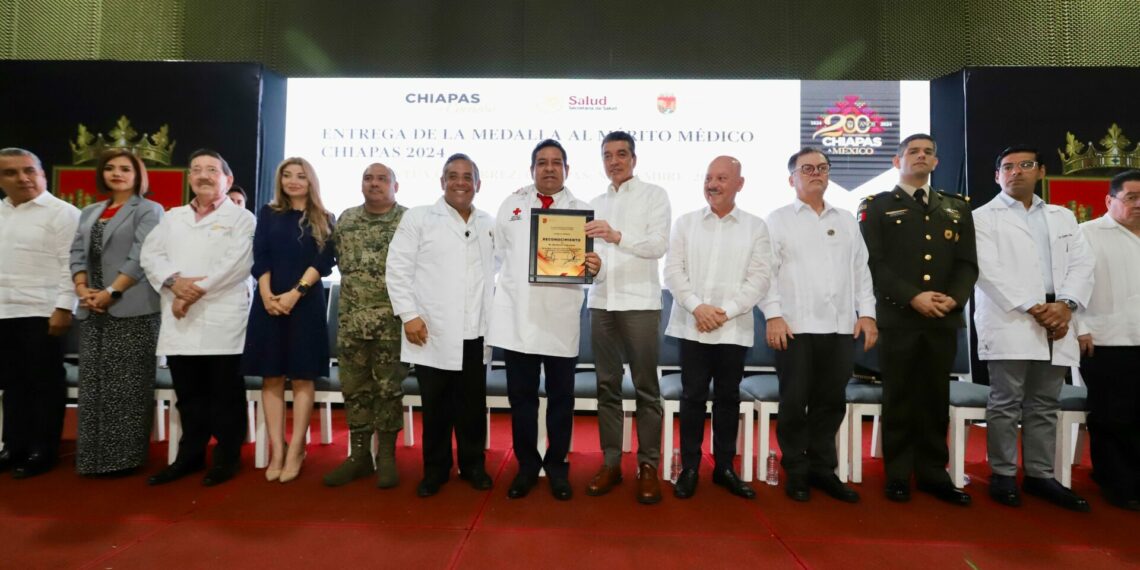 Entrega Rutilio Escandón Medalla al Mérito Médico Chiapas 2024 al doctor Jesús Sepúlveda Delgado