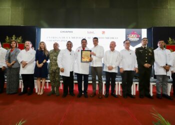 Entrega Rutilio Escandón Medalla al Mérito Médico Chiapas 2024 al doctor Jesús Sepúlveda Delgado