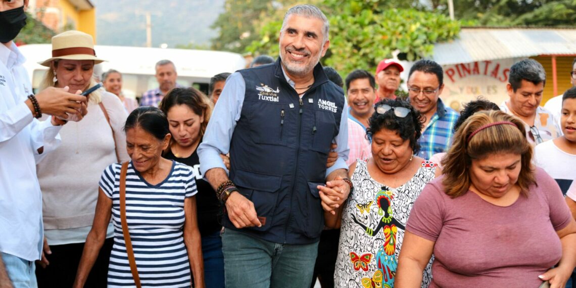 Da Angel Torres banderazo de arranque a trabajos de pavimentación en Las Granjas