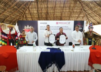 Rutilio Escandón y Julio Menchaca, gobernador de Hidalgo, firman convenio a favor de la digitalización de procesos y trámites