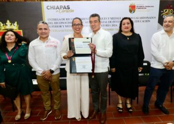 Entrega Rutilio Escandón Reconocimientos al Mérito Estatal de Investigación Superior y Media Superior 2024
