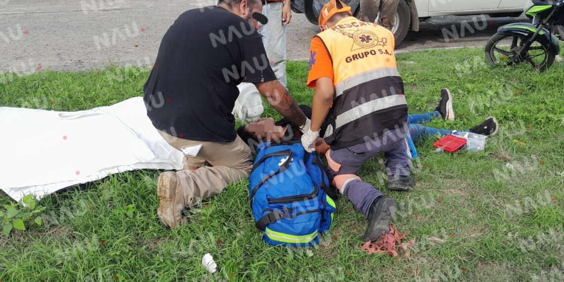 Joven resulta lesionada al derrapar en motocicleta en el libramiento sur poniente