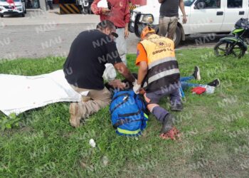 Joven resulta lesionada al derrapar en motocicleta en el libramiento sur poniente