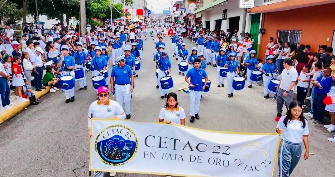 Víctor Saldaña encabeza desfile por la conmemoración del 114° aniversario de la Revolución Mexicana