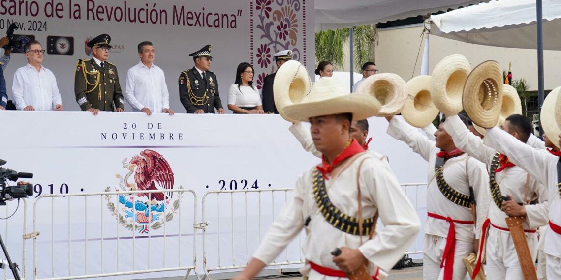 Rutilio Escandón presencia desfile cívico por el 114 Aniversario del inicio de la Revolución Mexicana