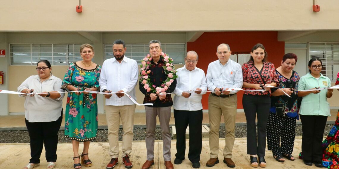 Rutilio Escandón entrega edificios de la Escuela Superior de Trabajo Social, en Tuxtla Chico
