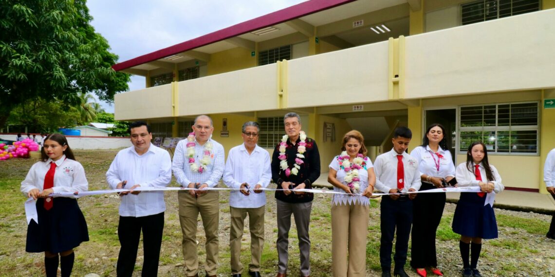 Rutilio Escandón inaugura infraestructura educativa en el CETIS No. 85 de Huixtla