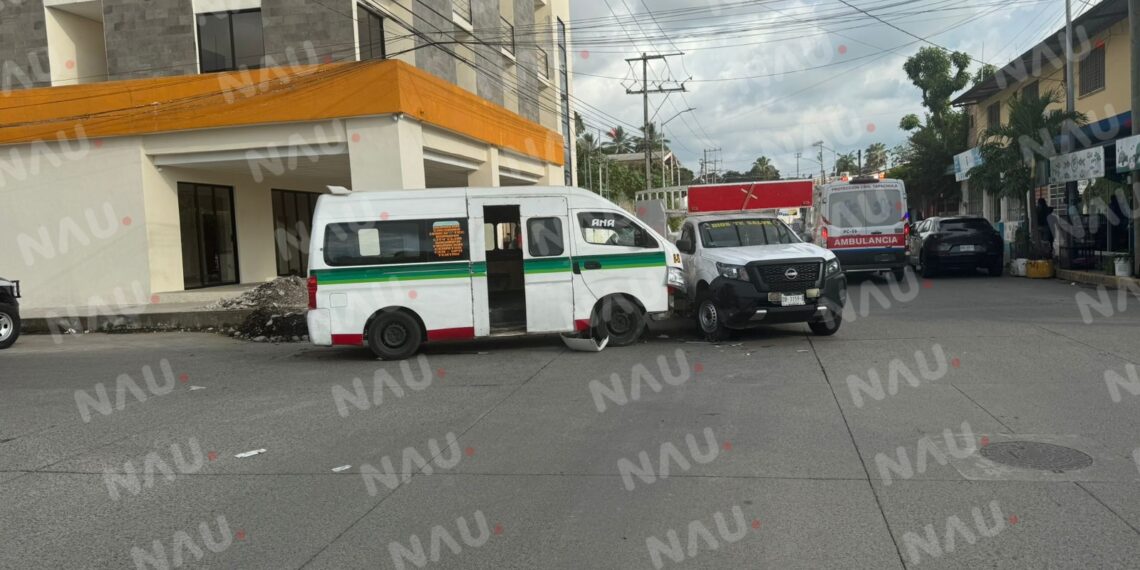 Choque entre combi de pasaje y camioneta particular deja solo daños materiales en Tapachula