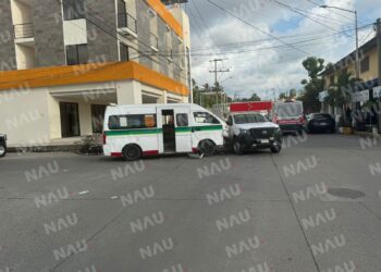 Choque entre combi de pasaje y camioneta particular deja solo daños materiales en Tapachula
