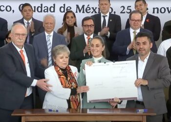 Eduardo Ramírez acompaña a Claudia Sheinbaum en la firma del Acuerdo Nacional por el Derecho Humano al Agua