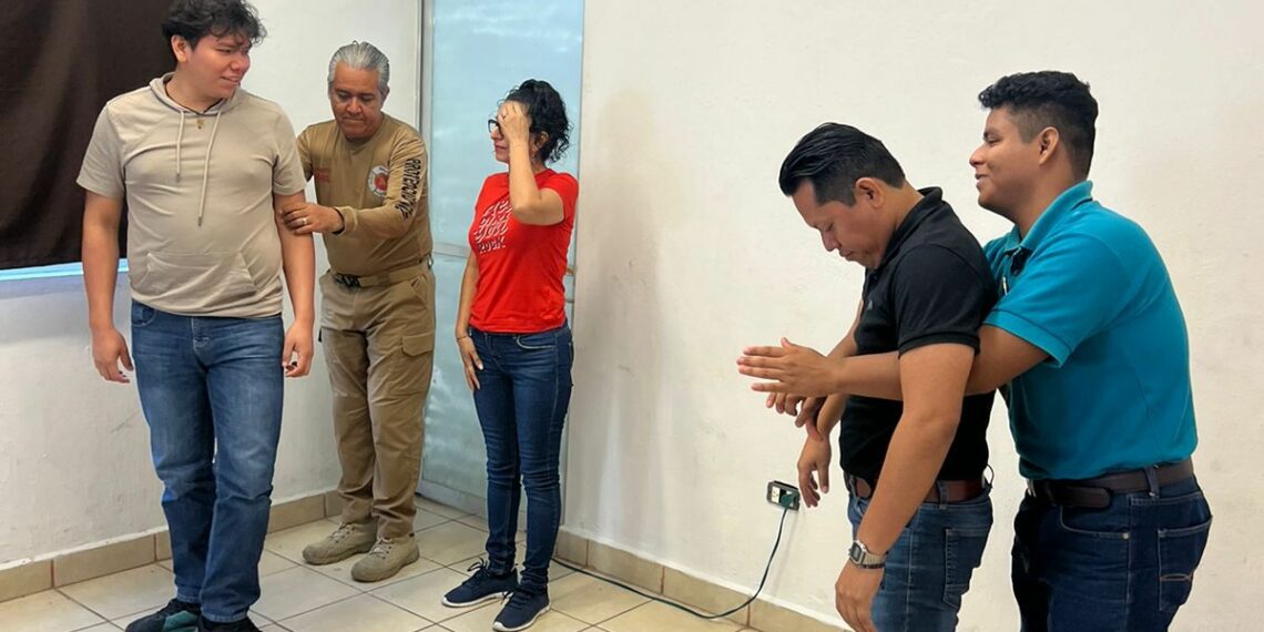 Capacitan a personal de comercios del sendero peatonal en Tapachula