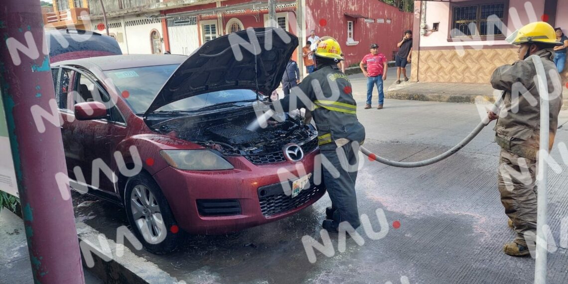 Bomberos controlan conato de incendio en camioneta en Tapachula