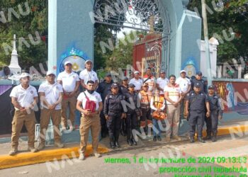 Capturan boa constrictor en el panteón Jardín de Tapachula durante el operativo Día de Muertos