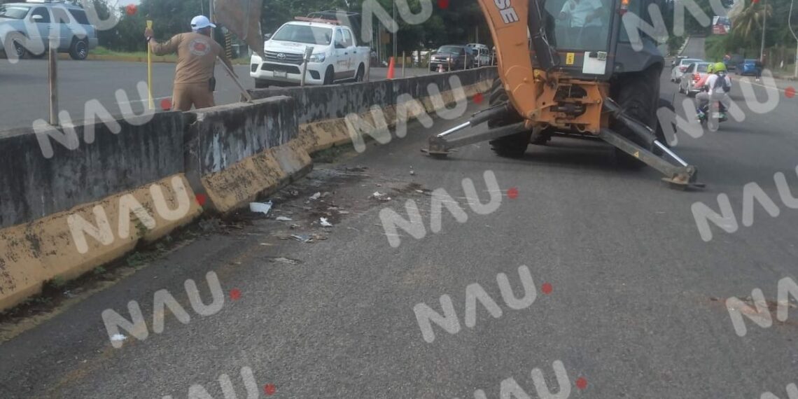 Colocan muro de contención en carretera costera para prevenir accidentes viales.