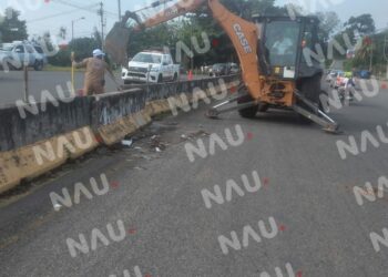 Colocan muro de contención en carretera costera para prevenir accidentes viales.