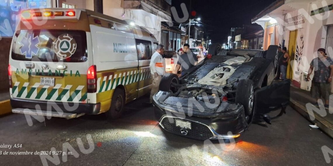 Volcadura de vehículo causa daños en Tuxtla Chico, Chiapas
