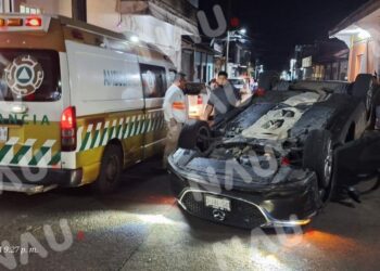 Volcadura de vehículo causa daños en Tuxtla Chico, Chiapas