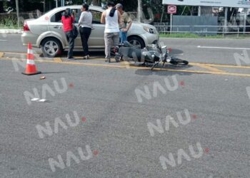 Accidente entre motocicleta y automóvil en carretera Tapachula-Tuxtla Chico deja sólo daños materiales