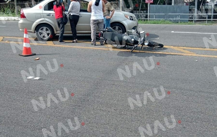 Accidente entre motocicleta y automóvil en carretera Tapachula-Tuxtla Chico deja sólo daños materiales