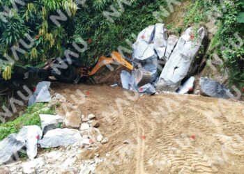 Retiran Piedra que Bloqueaba Carretera en la Zona Alta de Tapachula