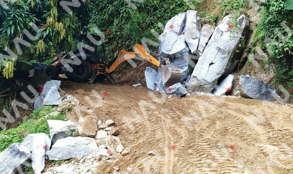 Retiran Piedra que Bloqueaba Carretera en la Zona Alta de Tapachula