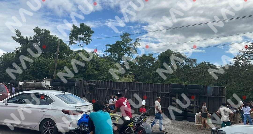 Tráiler cargado de galletas vuelca en la peligrosa “Curva del Diablo” en Chiapas