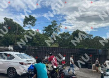 Tráiler cargado de galletas vuelca en la peligrosa “Curva del Diablo” en Chiapas