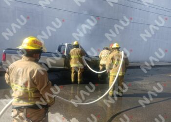 Se incendia camioneta en Tapachula: bomberos logran sofocar el fuego a tiempo