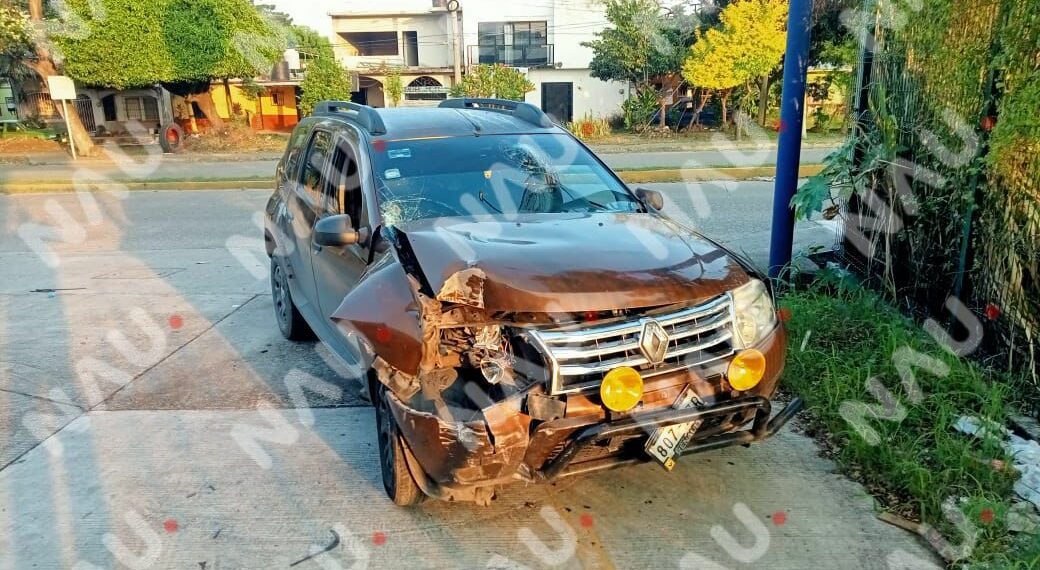 Accidente automovilístico deja vehículo abandonado