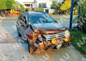 Accidente automovilístico deja vehículo abandonado