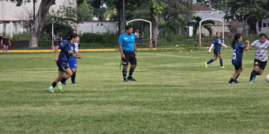 Águilas Tavo y FC Felinas debutan con empate 3-3 en el inicio del Torneo Bancrisas