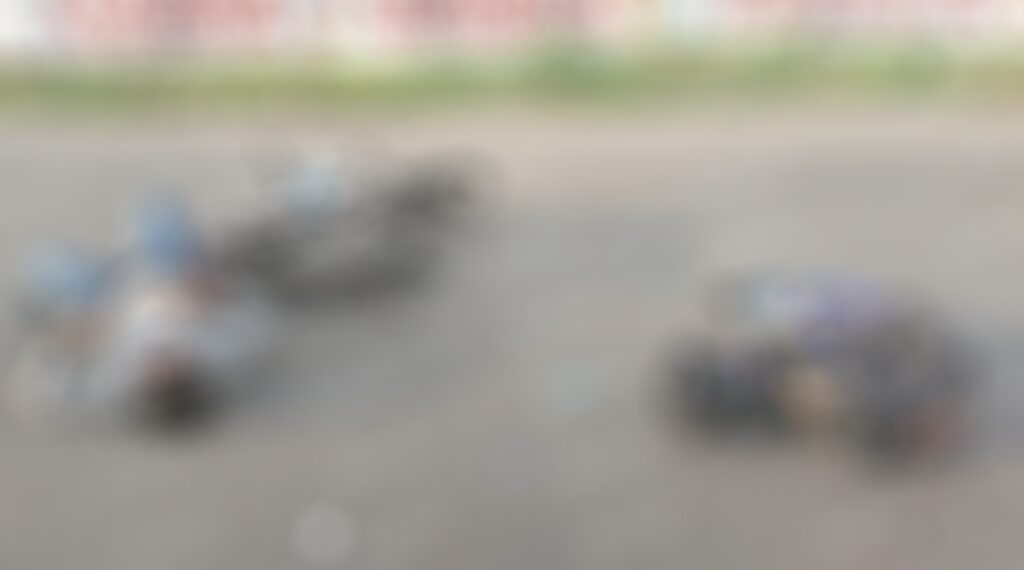 Motociclistas resultaron levemente lesionados al ser impactados por un vehículo